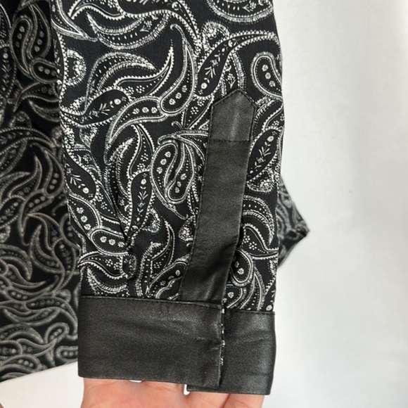 Lauren Vidal Black Paisley Deep V-Neck Long Sleeve Blouse - Picture 8 of 11